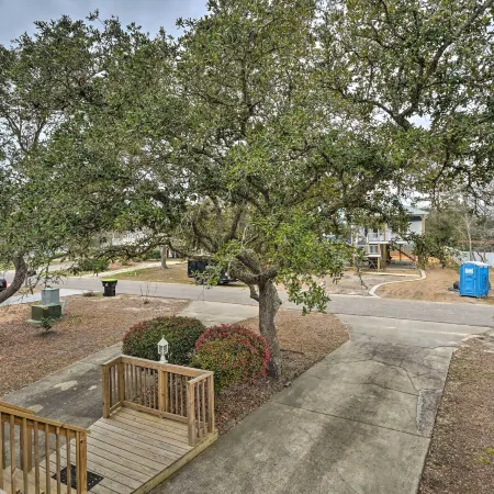 Cozy Oak Island House < 1 Mi to Beaches!