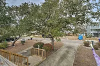 Cozy Oak Island House < 1 Mi to Beaches!