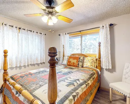 3BR Idyllic Cabin in the Woods w/ Wood Fireplace Hotels in Crestline