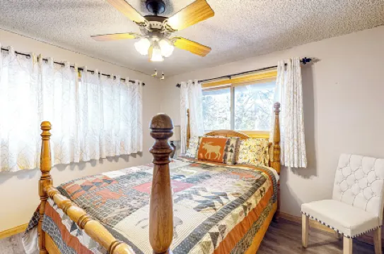 3BR Idyllic Cabin in the Woods w/ Wood Fireplace