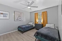 Lester Place: Retro-Inspired Artist’s Escape with Pool!