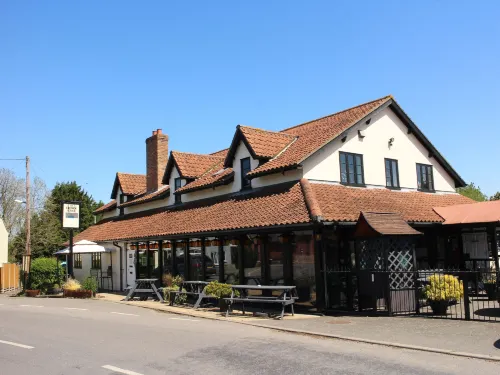 The Crown Lodge Bed & Breakfast - Parkering