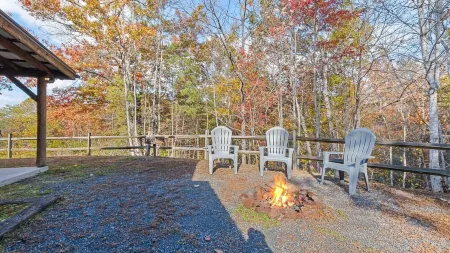 Beautiful Mountain Views with Covered Porch & Outdoor Fire Ring!
