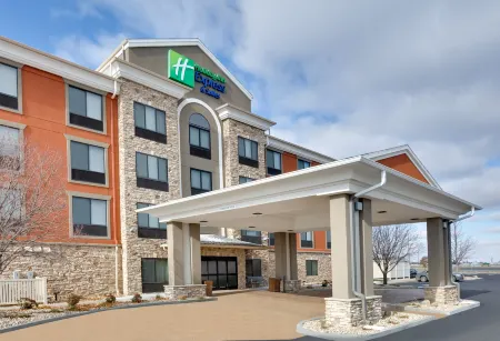 Holiday Inn Express & Suites MITCHELL by IHG