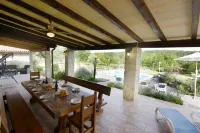 Villa with private pool and garden retreat 住宿飯店