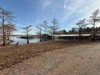 Fisherman's Flat    Cozy 3-bedroom cabin short walk to water at Cypress Cove