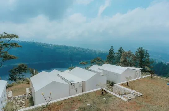 HappyNest Glamping and Villa Dieng