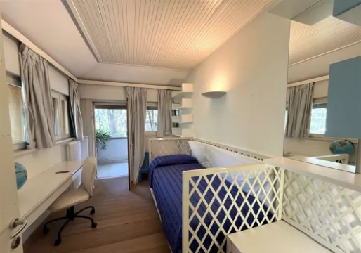 Charming and Tastefully Furnished Villa Steps from the Sea