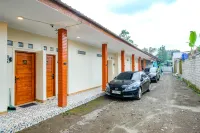 RedDoorz Syariah Near Monjali 4 Yogyakarta Hotels in Ngaglik
