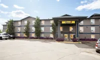 Super 8 by Wyndham Whitecourt - parking