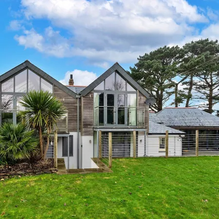 Cottage in Cornwall With Sea Views & BBQ