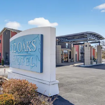 12 Oaks Hotel