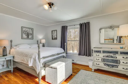 Easy Beach Access! Classic New London Charmer