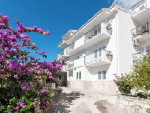 Apartments and Rooms Nikola Hotels in Duce