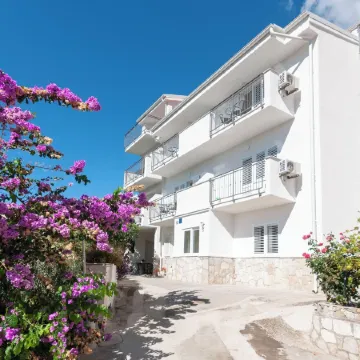 Apartments and Rooms Nikola