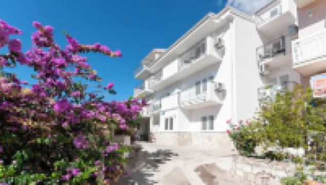 Apartments and Rooms Nikola