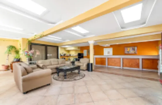โรงแรม Econo Lodge Del Rio