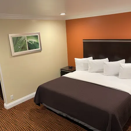 Convention Center Inn & Suites Отели рядом с достопримечательностью «Спортивный комплекс «SAP-центр»»