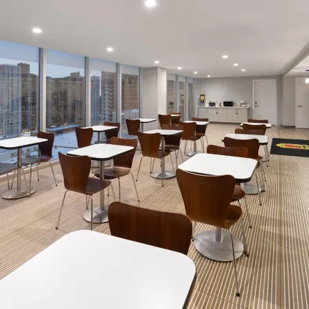 Super 8 by Wyndham Bronx Near Stadium Отели рядом с достопримечательностью «168 улица»