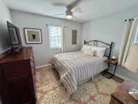 POOL, PARKING, 2BR 2 BA, walk to town! Hotel di 
