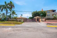Oceanfront Condo With Pool, Balcony, Amazing Views, Washer/dryer, & Partial AC