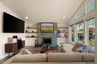Zen Den - 10 Minutes To Autzen & Downtown 2 Bedroom Home