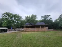Tranquil 2-bedroom cabin on an acre in serene Pottsboro, 4 mins to Lake Texoma!