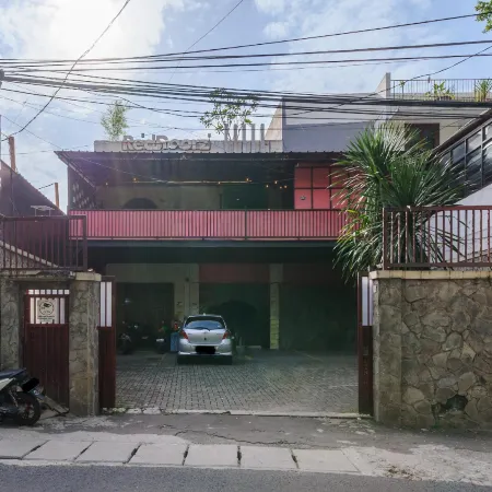 RedDoorz near Cilandak Town Square Отели рядом с достопримечательностью «Торговый центр Cilandak»