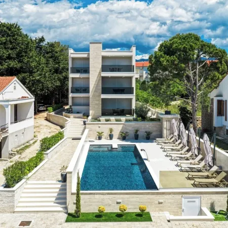Bumblebee apartments & rooms with pool