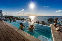 Sandbar Beachfront Hostel & Restaurant - Pools