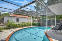 Sunny Pool Days! North Miami Home Base Near Beach - Country Houses