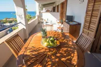 Sea Front Apartment 5 Beds with Balcony 250 Meters from the Beach - appartements de vacances