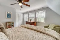 10-acre Retreat w/ Hiking! Gateway to Holden Beach - balcony