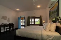 Hampi's Feathers Resort - 2-Star