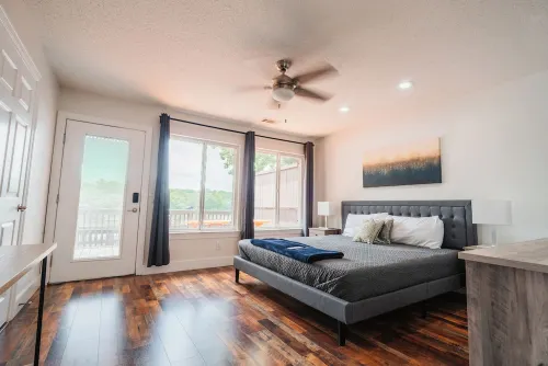 Lakefront Villa 3 / Dock Access - 3-Star