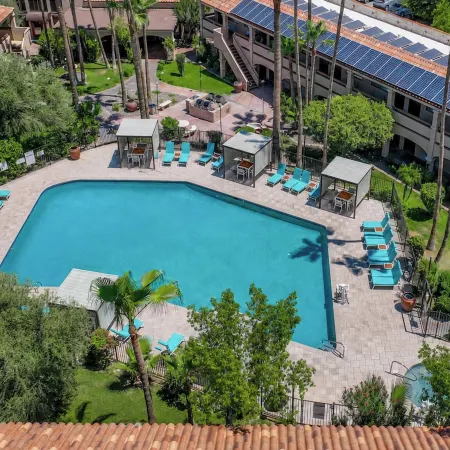 La Fuente Inn & Suites
