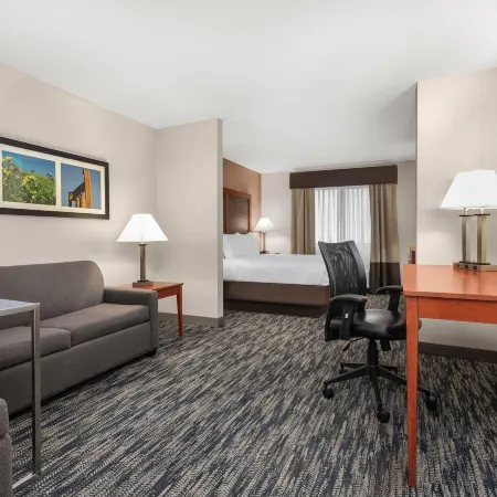La Quinta Inn & Suites by Wyndham Midwest City - Tinker AFB