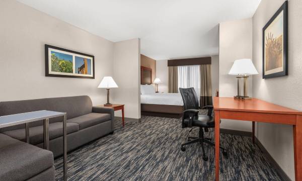 La Quinta Inn & Suites by Wyndham Midwest City - Tinker AFB