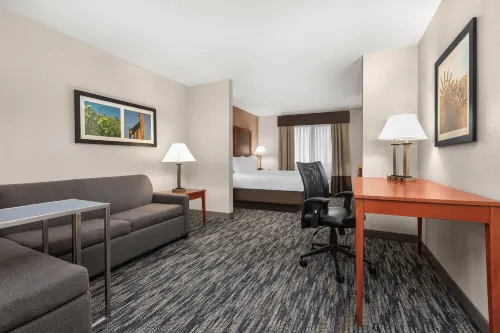 La Quinta Inn & Suites by Wyndham Midwest City - Tinker AFB - parking