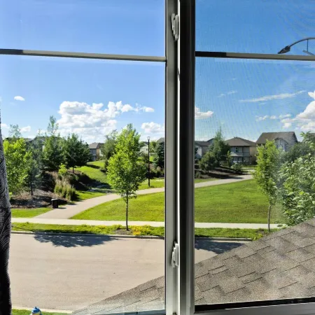 The Southern Comfort - Comfy and Spacious 4BR Home on the Park SW Edm, Near YEG