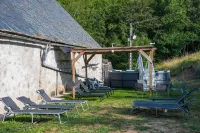 Gite de Rochebrune, Évasion et Déconnexion au Cœur des Monts du Cantal - Pool