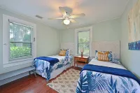 Historic 1930s Cottage + Heated Pool + 12mi to Beaches & 1 mi to Downtown - Swimmingpools