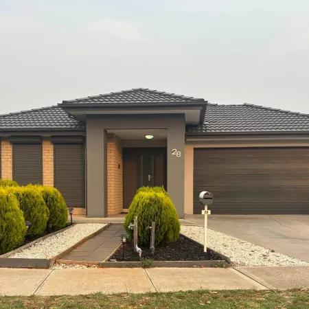 Spacious 4-Bedroom House Near Cobblebank Station