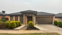 Spacious 4-Bedroom House Near Cobblebank Station - บังกะโล