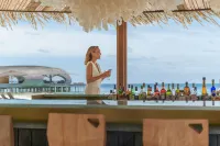 The St. Regis Maldives Vommuli Resort - bar