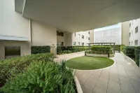 Braddon Retreat: Spacious 1-bed With Parking - 4-Star