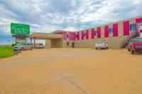HomeTown Inn by OYO - Liberal, KS - parking