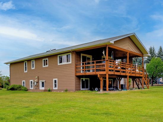 Riverfront Group Getaway Near Glacier NP