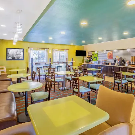 La Quinta Inn & Suites by Wyndham Floresville