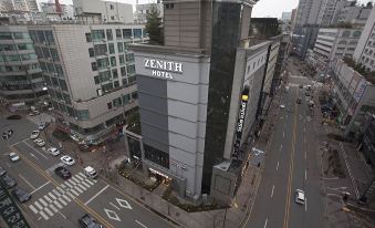 A large building offers an aerial view of the street and surrounding buildings in this city at Hotel Zenith